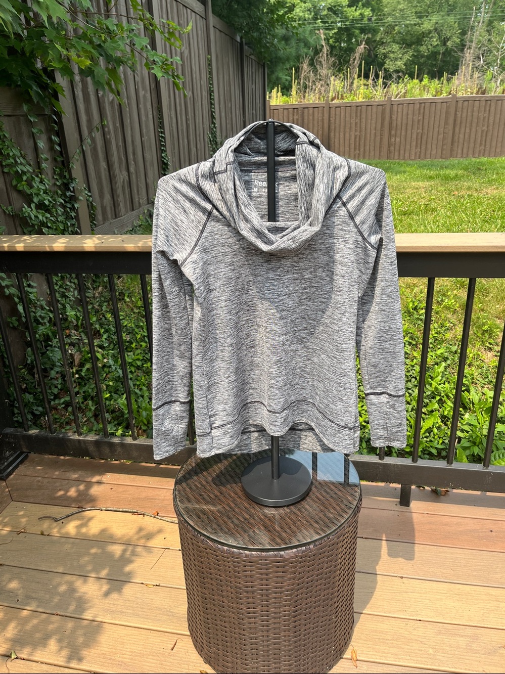 J1: sz M women’s Reebok pull over cowl neck sweatshirt poly spandex- A+ quality!